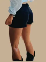 Short de jean negro con doble lycra y terminación desflecada.