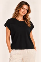 Remera negra de punto liviano con cuello redondo, manga corta y detalles de tejido acanalado en los hombros y canesú frontal.