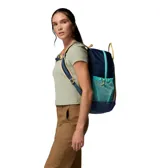 Mochila Columbia Echo Mountain de 25 litros en color azul marino con detalles en celeste y beige. Cuenta con compartimento principal amplio, bolsillo frontal con cierre, bolsillos laterales de malla y correas ajustables.
