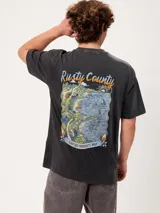 Remera gris oscuro de corte suelto, confeccionada en algodón. Presenta un gran estampado en la espalda de estilo mapa ilustrado con inscripciones y la leyenda "Rusty County".