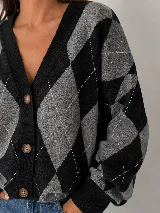 Saco de punto con estampado de rombos en tonos negro y gris. Presenta escote en V, cierre frontal con botones y mangas largas con puños acanalados.