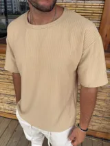 Remera de manga corta con textura tipo waffle, cuello redondo y corte holgado.