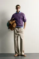 Sweater de punto de algodón morado, con cuello redondo, manga larga y acabados en rib.
