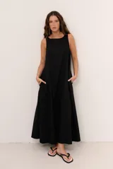 Vestido largo marrón, sin mangas, con escote redondo amplio y corte holgado.