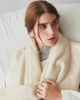 Aros colgantes con forma de hojas, realizados en bronce y alpaca, con pernos y cierres mariposa de plata 925.