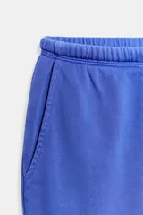 Pantalón largo recto color azul con efecto lavado, tiro medio y cintura elástica ajustable con cordón. Cuenta con bolsillos laterales ocultos.