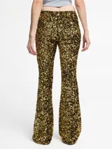 Pantalón flare de lentejuelas doradas elastizadas con base de velvet.