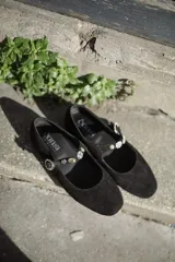 Chatas de gamuza azul con ribete rojo, doble tira con hebilla y apliques de strass.