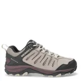 Championes de trekking Merrell modelo Crosslander 3, con diseño técnico en tonos beige, gris y detalles en violeta. Presentan una combinación de gamuza y malla transpirable, con refuerzos sintéticos en la puntera y laterales para mayor protección. Cuentan con suela de goma con relieve para tracción y cierre mediante cordones.