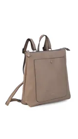 Mochila de diseño moderno y funcional, confeccionada en símil cuero con textura granulada. Cuenta con un bolsillo frontal con broche, cierre principal superior, manija superior y correas ajustables. Incluye logo de la marca grabado en el frente.