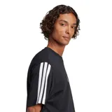 Remera Adidas negra de manga corta con cuello redondo, logo de Adidas en el pecho y las tres tiras características de la marca en blanco a lo largo de los hombros y mangas.