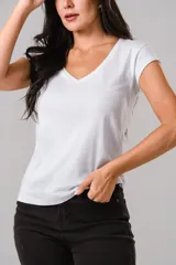 Remera de algodón blanca con cuello en V y mangas cortas, de corte clásico y ajuste entallado.