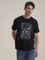 Remera negra de manga corta, con cuello redondo y estampado frontal en color blanco con diseño gráfico de alimentos y texto alusivo.