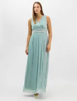 Vestido largo de gasa con hilo metalizado lurex, color beige, con escote en V cruzado y drapeado, cintura alta con aplicaciones de strass y falda larga plisada con movimiento.