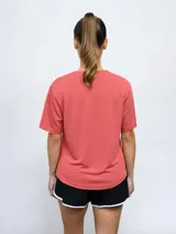 Remera deportiva de manga corta Umbro modelo Bink, color negro, con cuello redondo y logo de la marca estampado en el pecho en color blanco.