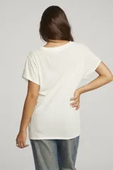 Remera color crema de corte recto y mangas cortas. Estampado vintage con palmeras, sol y la frase "Hawaiian Delight".