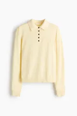 Remera polo de punto fino en mezcla de viscosa, con cuello clásico, tapeta de botones y mangas largas. Presenta terminaciones acanaladas en puños y bajo.