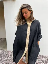 Camisa negra de lino con cuello clásico, cierre frontal con botones color beige y mangas 3/4 con trabillas.