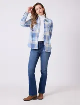 Sobrecamisa de tejido soft con estampado de cuadros en tonos azules y blancos. Presenta cuello con solapa, cierre frontal con botones, bolsillos aplicados en el pecho y mangas largas con puños abotonados. El interior cuenta con un acabado afelpado.