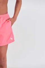 Short de baño color rosa neón, de corte clásico, con cintura elástica ajustable y cordón trenzado. Incluye dos bolsillos laterales, un bolsillo trasero con cierre y suspensor de malla fina estampado.