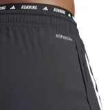 Shorts deportivos Adidas Own The Run 2 en 1, color negro, con tres franjas blancas verticales en los laterales. Presenta un short exterior de corte regular y un short interior ceñido. La cintura elástica lleva la inscripción "RUNNING".