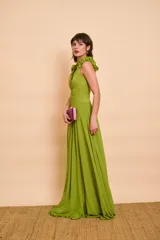 Vestido largo verde lima de fiesta, con escote en V pronunciado, tirantes con volados fruncidos y falda larga fluida con pliegues.