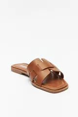 Sandalias bajas plateadas con capellada entrelazada.