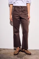 Pantalón de jean marrón de corte flare con terminación desflecada.