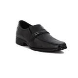 Zapato de vestir negro con hebilla metálica decorativa.