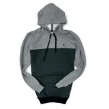 Canguro gris y verde oscuro con capucha y cordones negros.