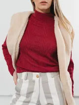 Sweater blanco de tejido de punto trenzado, con cuello alto y mangas largas.