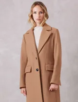 Tapado largo de lana Michael Kors, de corte recto y silueta estructurada. Presenta cuello con solapas amplias, cierre frontal con botones y bolsillos laterales con tapa. Incluye forro interno a tono.