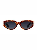 Lentes de sol con montura geométrica estilo cat-eye de diseño plano en la parte superior, con armazón estampado carey y cristales oscuros polarizados.