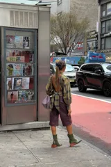 Bermuda de cuerina color bordó, tiro medio/bajo.