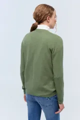 Sweater color beige de lana con cuello redondo y mangas largas.