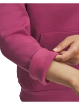 Canguro con capucha Under Armour Rival Fleece Shimmer Hoodie para mujer, color fucsia con logo plateado brillante en el frente. Cuenta con capucha con cordón ajustable, bolsillo tipo canguro y puños y ruedo acanalados.