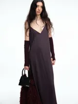 Vestido largo de breteles finos con escote en V, confeccionado en lyocell con acabado efecto lavado. Presenta una silueta levemente evasé con caída fluida y recta.