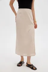 Falda midi de viscosa color beige con tajo frontal, tiro alto y diseño evasé.