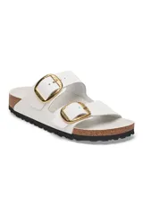 Sandalias Birkenstock Arizona color blanco con hebillas grandes doradas.
