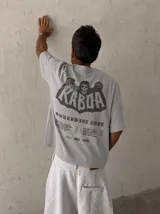 Remera blanca de manga corta, corte regular y cuello redondo, con gran estampado en la espalda de temática "Worldwide Tour" con una calavera y texto en rojo, azul y blanco.