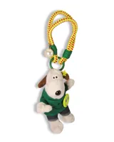 Llavero con forma de perrito de peluche vestido con un sweater verde y pantalones de jean, sujeto a una cuerda trenzada amarilla con detalles rojos y una perla decorativa.