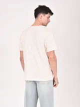Remera blanca de manga corta con estampa frontal de estilo vintage que incluye árboles del desierto, el texto 'Desert Vibes' y 'Joshua Tree National Park'.
