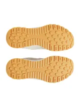 Championes Under Armour modelo Street Mirage, de diseño urbano en color beige. Presentan una parte superior de malla transpirable con superposiciones de gamuza, entresuela de EVA acolchada y suela de goma dentada en tono caramelo.
