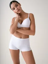 Culotte de tiro medio color beige, confeccionado con microfibra de corte láser y diseño sin costuras, con fundillo de algodón.