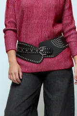 Cinturón ancho tipo faja de cuero sintético negro, decorado con múltiples tachas metálicas plateadas y hebilla central ajustable.