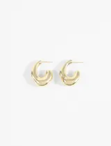 Par de aros dorados con forma de medialuna gruesa e irregular.
