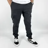 Pantalón cargo de gabardina color gris plomo, con puño en el tobillo, bolsillos laterales y corte slim.