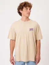 Remera de algodón blanca de corte holgado, con estampa en la espalda de estilo vintage inspirada en el surf.