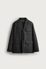 Blazer regular fit de color gris oscuro, confeccionado en tejido con estructura, con cuello de solapas de muesca, cierre frontal con botones y bolsillos plastrón con solapa en el delantero.