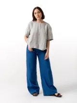Pantalón de lino de corte holgado y pierna ancha, con cintura elástica y cordón ajustable. Cuenta con dos bolsillos laterales y un bolsillo trasero.